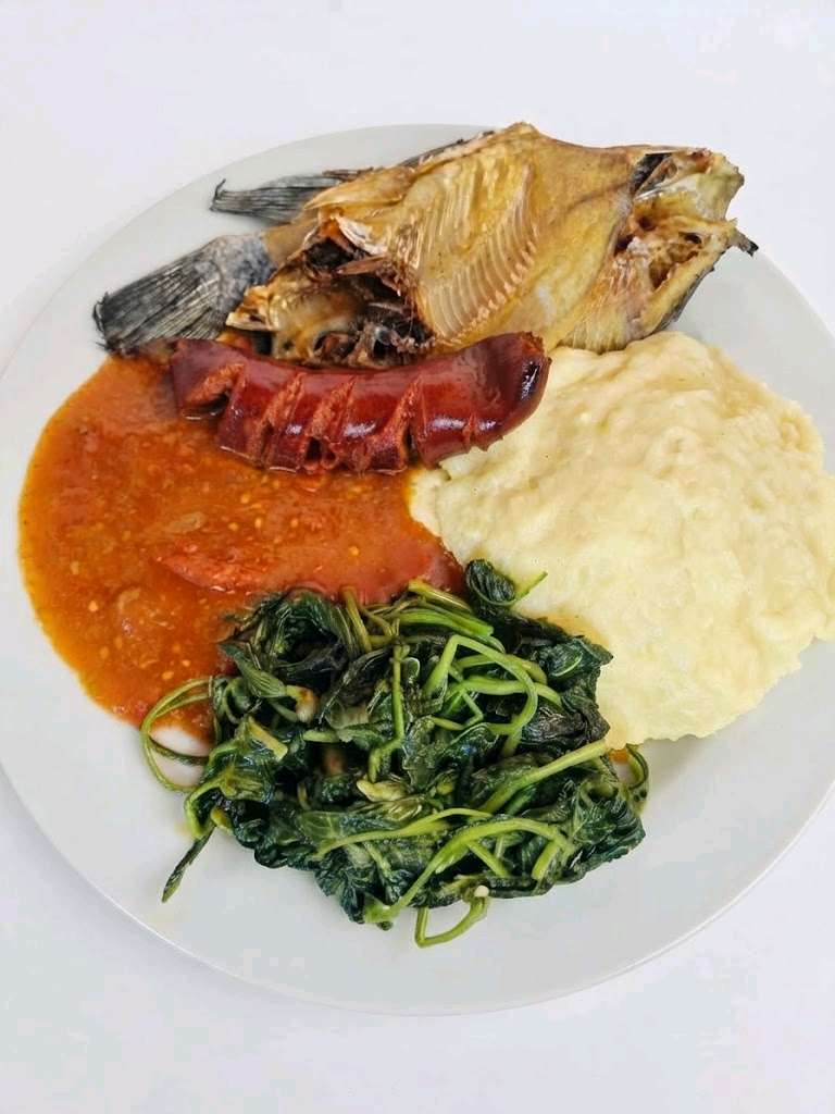 Funge com peixe seco Molho de tomate Verdura