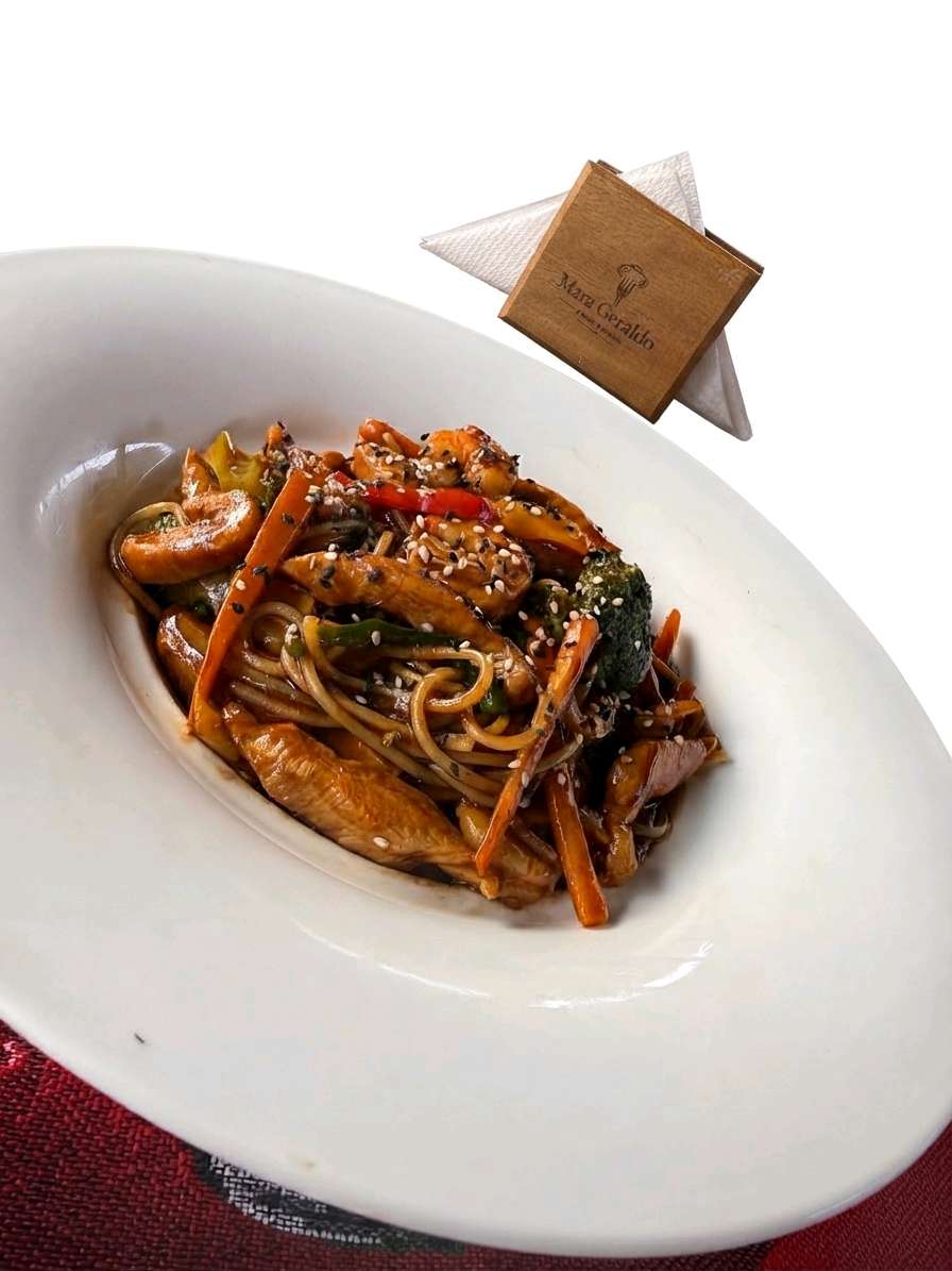 Prato de macarrão com frango e vegetais
