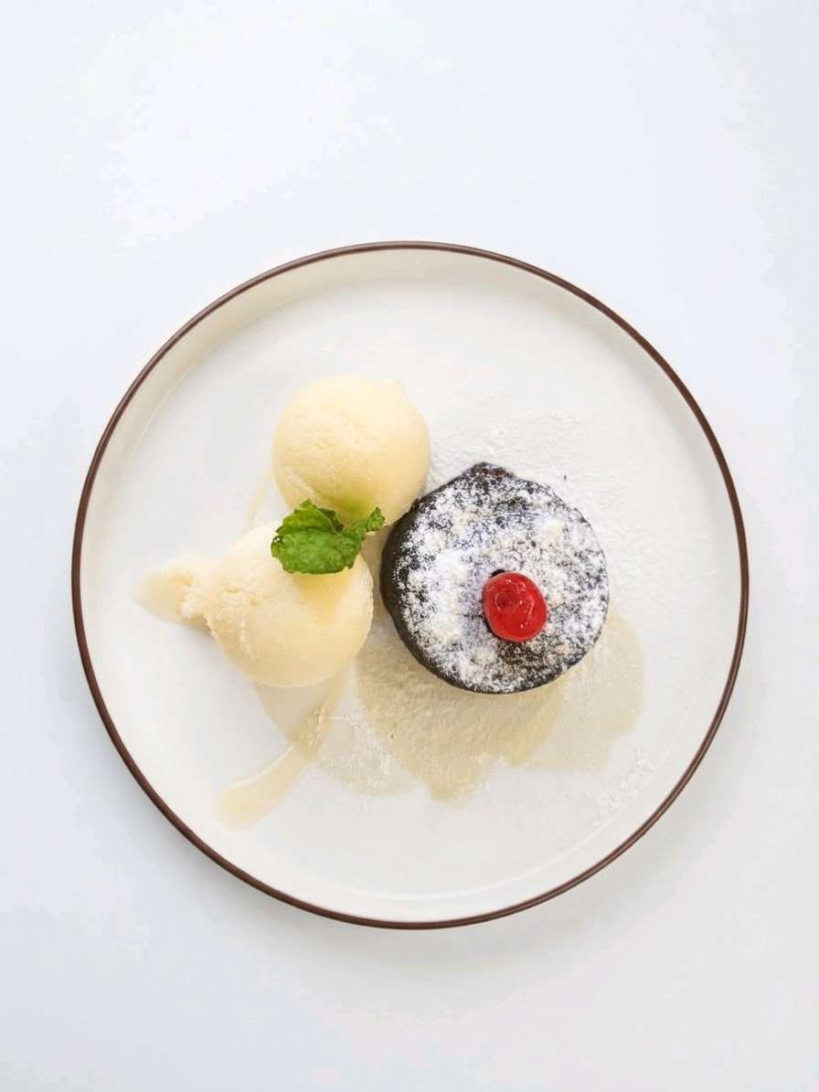 Bolo de chocolate com sorvete